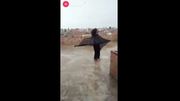 Sizzling Indian Teen Dances Outdoors in Saree!